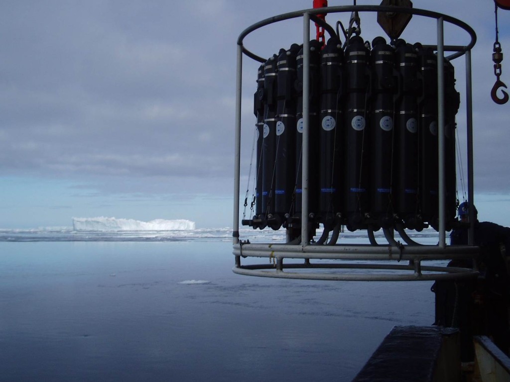 En CTD på väg ner i kallt Antarktiskt vatten